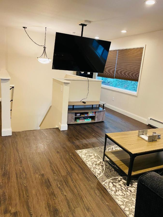Beautiful 2 Bedroom 1 Bath Apartment With Private Garage Анкоридж Экстерьер фото
